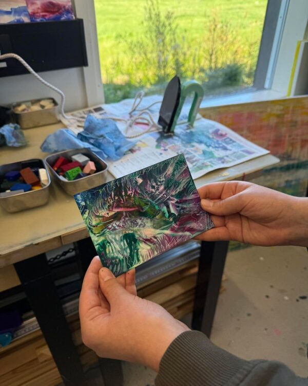 Encaustic-raudat ovat olleet kuumina tänäänkin, ja porukkaa on riittänyt. Nyt on viimeinen Taidekieppitunti vierähtänyt käyntiin,…